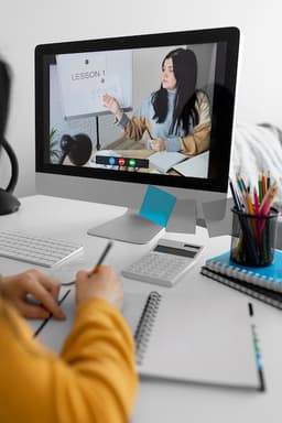 طلاب يذاكرون